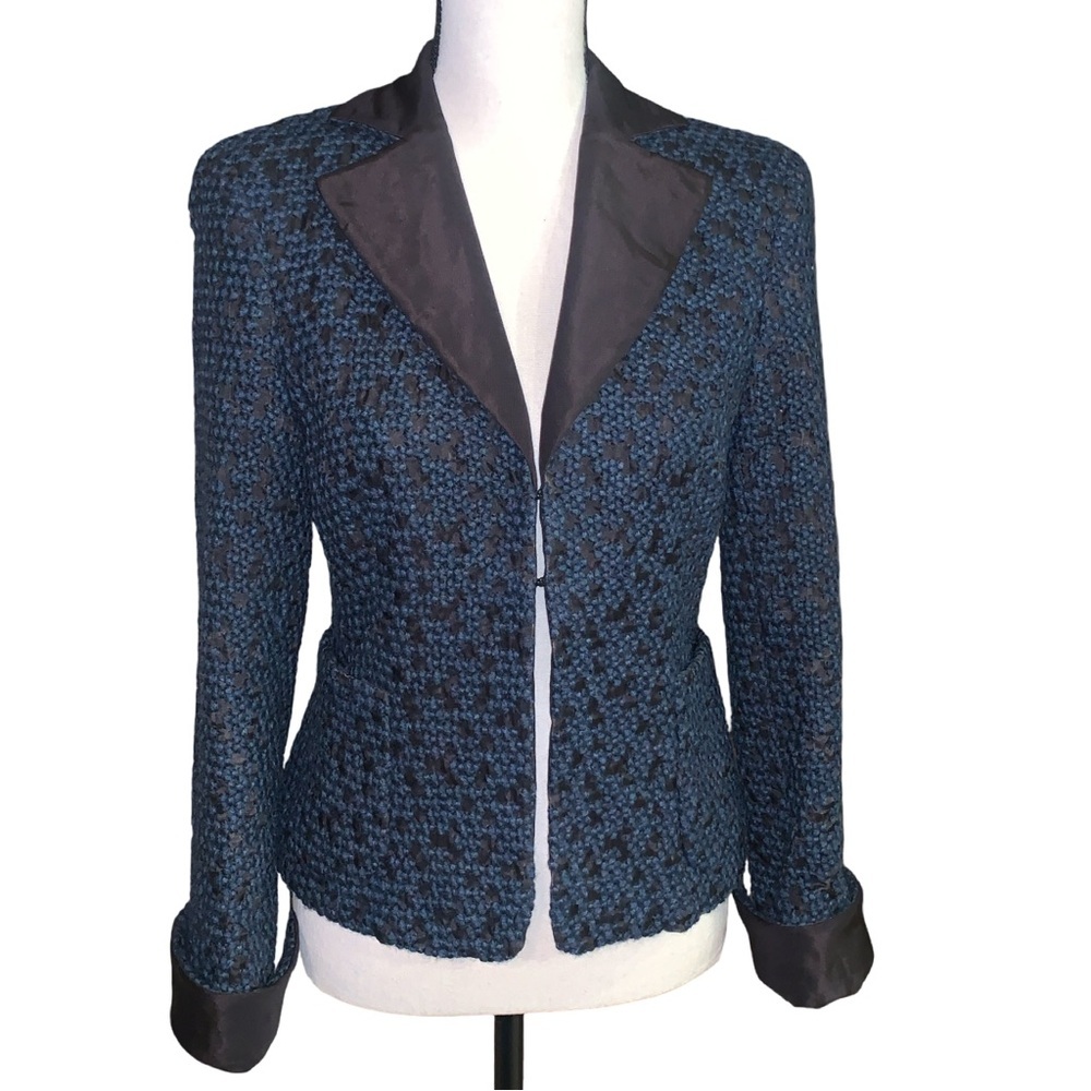 Akris Wool Silk Blazer Blue Tweed Bouclé Pattern Pointed Collar Hook Eye Closure